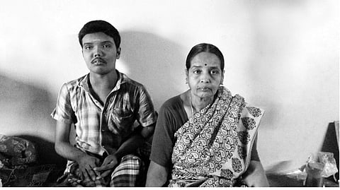 தன்னம்பிக்கைக்கு ஒரு உதாரணம் இவர்தான்! உடல் சோதனைகளை மனோ பலத்தால் வென்று வரும் பள்ளி ஆசிரியர்!