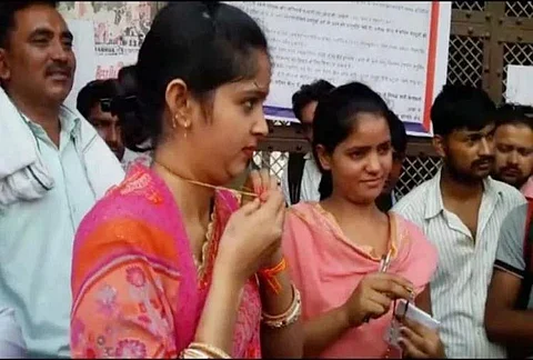 தேர்வு எழுத வேண்டும் என்றால் தாலியைக் கழட்டுங்கள்: பெண்களை அதிர வைத்த உ.பி காவல்துறை