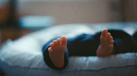 கணவர் கைவிட்டதால் பங்களாதேஷ் ரயில்நிலையத்தில் குழந்தை பெற்ற இந்தியப் பெண்!