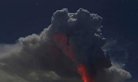 இந்தோனேஷியாவில் ஆகங் எரிமலை வெடித்து சிதறல்: பாலி சர்வதேச விமான நிலையம் மூடல்