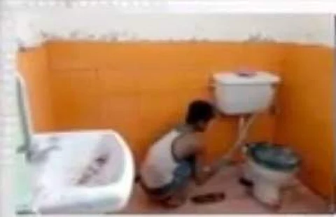 கழிவறையிலும் காவி: சர்ச்சையில் சிக்கிய உத்தரப் பிரதேச முதல்வர் பங்கேற்ற விழா