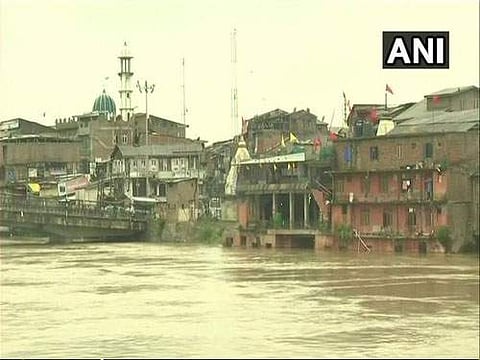 காஷ்மீருக்கு வெள்ள அபாய எச்சரிக்கை: பள்ளிகளுக்கு விடுமுறை