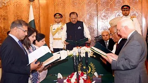 பாகிஸ்தான் இடைக்கால அரசு பொறுப்பேற்பு