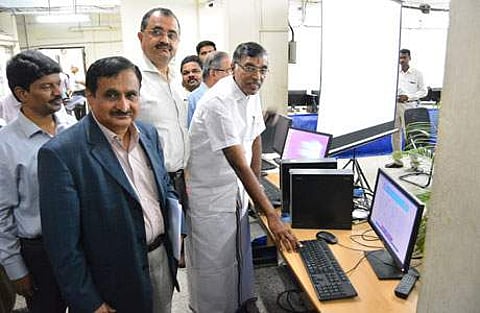 பி.இ. படிப்பில் சேர விண்ணப்பித்துள்ள மாணவர்களுக்கு சம வாய்ப்பு எண்ணை சென்னை கிண்டி அண்ணா பல்கலைக்கழகத்தில் செவ்வாய்க்கிழமை வெளியிடுகிறார் உயர் கல்வித் துறை அமைச்சர் கே.பி.அன்பழகன்.