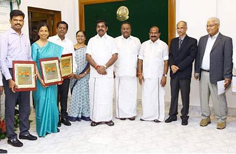 மூன்று மாவட்ட ஆட்சியர்கள், கல்வி நிறுவனங்களுக்கு பசுமை விருதுகள்: முதல்வர் வழங்கினார்