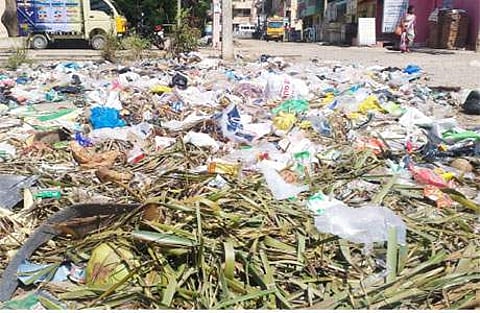 காக்களூர் ஊராட்சிக்குள்பட்ட ம. பொ. சி. நகரில் கொட்டப்பட்டுள்ள குப்பைகள்.