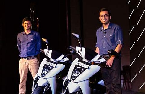 மின்சார ஸ்கூட்டரை அறிமுகப்படுத்தும் ஏதர் எனர்ஜி நிறுவனத்தின் இணை நிறுவனர்களான தருண் மேத்தா(வலது), ஸ்வப்னில் ஜெயின்.