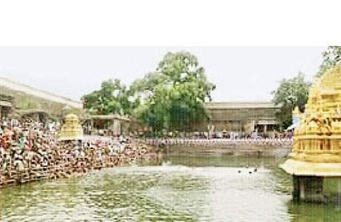 அனந்த சரஸ் குளத்தில் நடந்த தீர்த்தவாரி உற்சவம்.