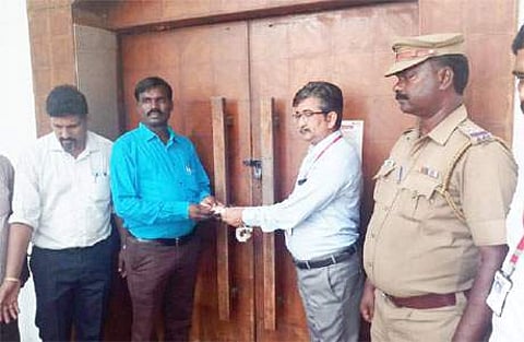 வங்கிக் கடனை திருப்பிச் செலுத்தாத உணவகத்திற்கு சீல் வைக்கும் ஸ்ரீபெரும்புதூர் வட்டாட்சியர் ரமேஷ்.