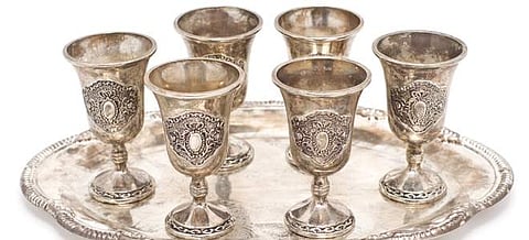 நிறம் மங்கி கறுத்துப் போன வெள்ளிப் பாத்திரங்களைப் பளபளப்பாக்குவது எப்படி?