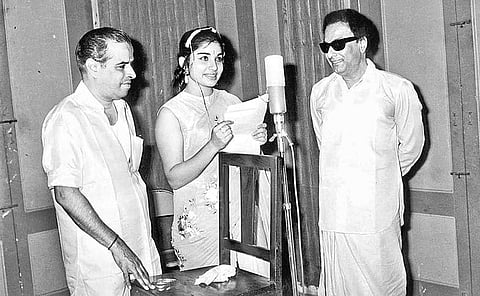 ஜெயலலிதாவை தனது இசையமைப்பில் பாடவைக்கும் போது... உடன் எம்.ஜி.ஆர்.