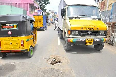 நடுச் சாலையில் இவ்வளவு பள்ளங்களா? பல்லாவரம் தர்கா சாலையில் தொடரும் விபத்துக்கள்!