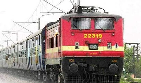 தீபாவளிக்கு ஊருக்குப் போகணுமா? விரைவு ரயில்களில் காத்திருப்போர் எண்ணிக்கையைப் பாருங்கள்!