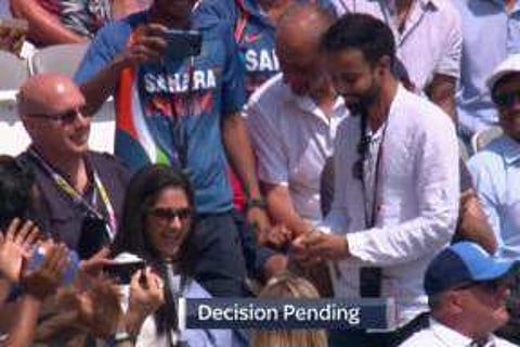 மைதானத்திலேயே காதலை வெளிப்படுத்திய வாலிபரின் விடியோ