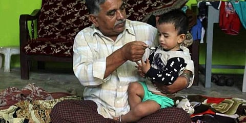 வதந்தியால் பொறியாளர் அடித்துக் கொலை: 18 மாதக் குழந்தைக்கு பதில் சொல்ல முடியாமல் தவிக்கும் குடும்பம்