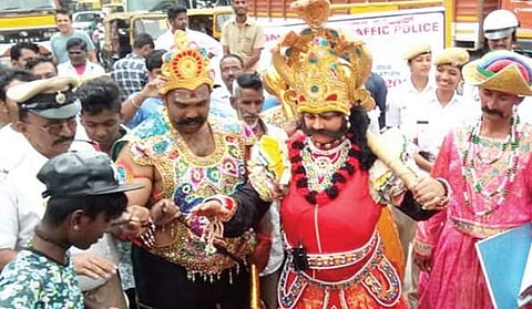 எமராஜன் வேடத்தில் சாலைகளில் நடமாடும் நபர்! யாரிந்த இளைஞர்? எதற்கிப்படி துணிந்தார்?