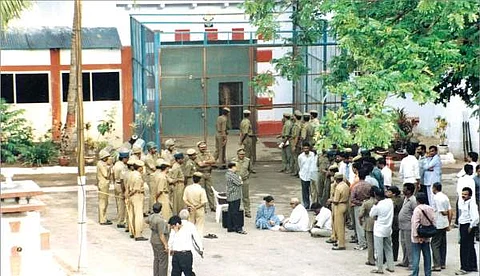 சென்ட்ரல் சிறை வாசலில் தரையில் அமர்ந்து கருணாநிதி உண்ணாவிரதம்: பதற்ற நிமிடங்களின் தொகுப்பு
