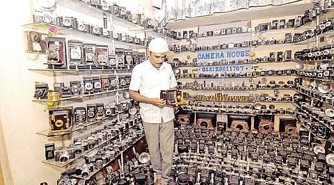 கிளிகளுக்காக 3000 காமிராக்களை விற்கத் தயார்: அசர வைக்கும் ‘கிளிக்’ காதலர் சேகர்!