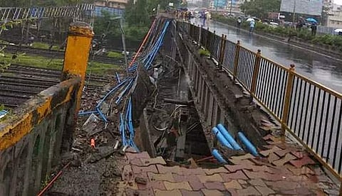 மும்பையில் ரயில் நிலைய பாலம் இடிந்து விழுந்து விபத்து: 2 பேர் காயம்