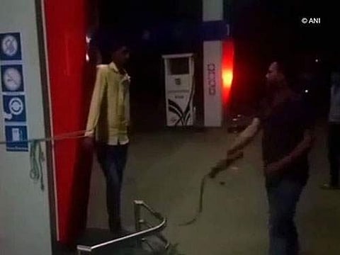 வேலைக்கு வராத பெட்ரோல் பங்க் ஊழியரை கட்டி வைத்து சவுக்கால் அடித்த உரிமையாளர் கைது