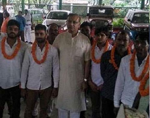 மாட்டிறைச்சி கொலை குற்றவாளிகளுக்கு மாலை அணிவித்து வாழ்த்து தெரிவித்த மத்திய அமைச்சரால் சர்ச்சை