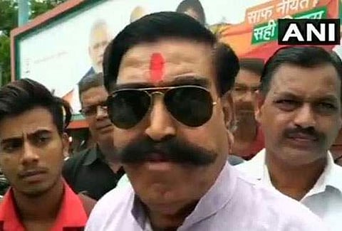மாடு, பன்றி இறைச்சி சாப்பிட்ட நேரு பண்டிதரே அல்ல: பாஜக எம்எல்ஏ சர்ச்சை பேச்சு
