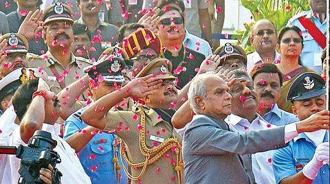 ஆளுநா் மாளிகையில் சுதந்திர தினம்: முதல் முறையாக தேசியக் கொடி ஏற்றிய ஆளுநர்