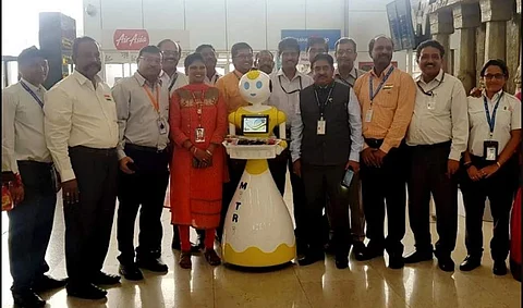 இனி சென்னை ஏர்போர்ட்டுக்கு செல்லும் போதெல்லாம் நீங்கள் இந்த ரோபோக்களை சந்தித்துப் பேசலாம்!
