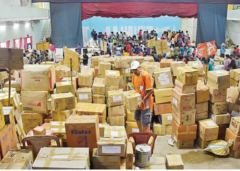 ஒரு பக்கம் லாரிகளில் நிவாரணப் பொருட்கள்; மறுபக்கம் கோழிக் கழிவுகளோடு தமிழகம் வரும் லாரிகள்