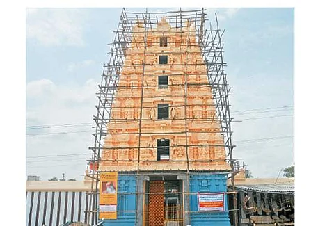 கும்பாபிஷேகம் நடைபெற உள்ள வாலாஜாபேட்டை காசி விஸ்வநாதர் கோயில்.