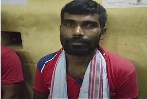 அஸ்ஸாமின் ‘கிஸ்ஸிங் பாபா’ புதிதாகக் கிளப்பி விட்டுள்ள அற்புத முத்த டெக்னிக்!