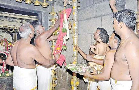 ஏரல் சேர்மன் அருணாசல சுவாமி கோயிலில் ஆடி அமாவாசை திருவிழாவையொட்டி நடைபெறும் கொடியேற்றம்.