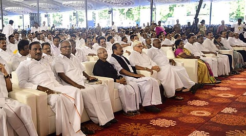 சென்னையில் வியாழக்கிழமை நடைபெற்ற மறைந்த முன்னாள் முதல்வர் கருணாநிதியின் நினைவஞ்சலிக் கூட்டத்தில் பங்கேற்றோர்.