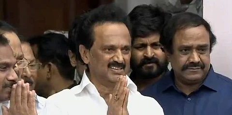 வந்தது உத்தரவு.. கண்கலங்கி தளர்ந்த ஸ்டாலின்.. தாங்கிப் பிடித்த கனிமொழி
