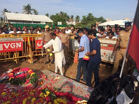 கருணாநிதி அடக்கம் செய்யப்பட்ட இடத்தில் பாலூற்றிய வைரமுத்து: உருவான புதிய சர்ச்சை