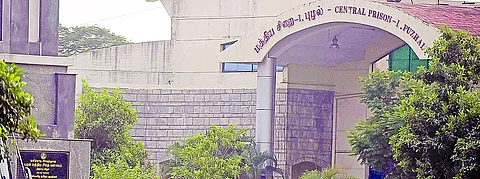 சிறைச்சாலை சுவர்களுக்கு உள்ளே..!