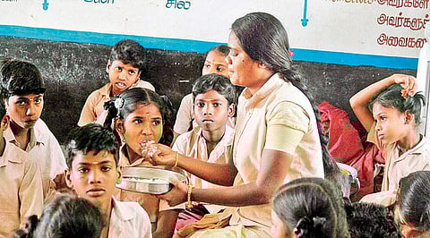 முடி திருத்தும் ஆசிரியை!