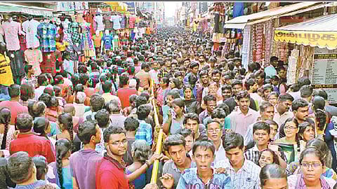 தீபாவளிக்குத் துணி எடுக்க 'தீ'நகர் போவதாக இருந்தால் ஆயுள் காப்பீடு எடுத்துவிடுங்கள்!