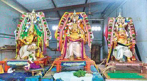 தொண்டன் முன் செல்ல... எம்பெருமான் உலா வர...