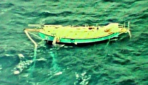 கடல் வழியாக உலகைச் சுற்றி வரும் போட்டியில் நடுக்கடலில் தத்தளித்த இந்திய கடற்படை வீரர் மீட்பு