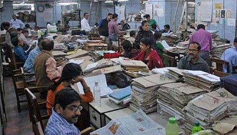 அரசுப் பணியாளர் தனிப்பட்ட வணிகம் அல்லது வேலை செய்யலாமா?