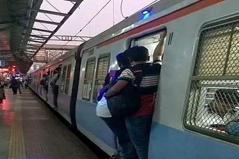 ஓடும் ரயில் பயணிகள் ஏறி, இறங்குவதைத் தடுக்க ரயில்வேயின் புது 'ஐடியா'