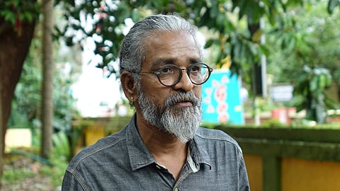 சபரிமலைக்கு பெண்கள் போகலாம்: ஆதரவாக கருத்துக் கூறிய இயக்குநருக்கு சாணிக்கரைசல் அபிஷேகம்