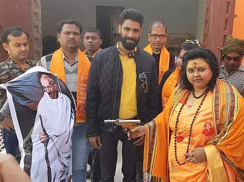 மகாத்மா காந்தி உருவ பொம்மையை துப்பாக்கியால் சுட்டு கொண்டாடிய பெண் சாமியார் தலைமறைவு