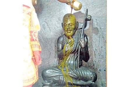 தன்வந்திரி பீடத்தில் மகா பெரியவர் விக்ரஹத்துக்கு நடைபெற்ற சிறப்பு அபிஷேகம்.