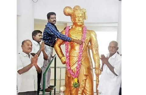 கயத்தாறு வீரபாண்டிய கட்டபொம்மன் மணிமண்டபத்தில் உள்ள உருவச்சிலைக்கு மாலை அணிவித்து மரியாதை செலுத்தும் கயத்தாறு வட்டாட்சியர் லிங்கராஜ்.