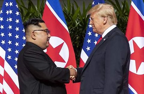 சிங்கப்பூரில் கடந்த ஆண்டு ஜூன் மாதம் முதல் முறையாக சந்தித்துப் பேசிய டிரம்ப் மற்றும் கிங் ஜோங்-உன் (கோப்புப் படம்).