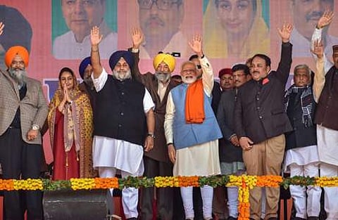 பஞ்சாப் மாநிலம், குருதாஸ்பூரில் வியாழக்கிழமை நடைபெற்ற நிகழ்ச்சியில் பிரதமர் மோடி, மத்திய அமைச்சர் ஹர்சிம்ரத் கெளர், முன்னாள் துணை முதல்வர் சுக்பீர் சிங் பாதல் உள்ளிட்டோர்.