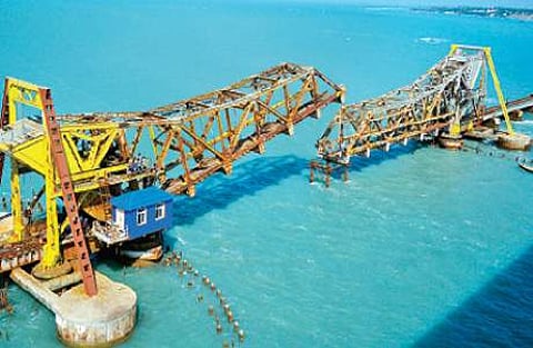 30 நாள்களுக்குப் பிறகு வியாழக்கிழமை பாதி திறந்து மூடப்பட்ட பாம்பன் ரயில் தூக்குப் பாலம்.