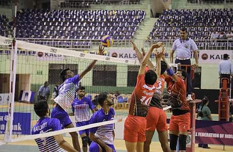 போட்டியில் மோதிய ரயில்வே-ஆந்திர அணியினர்.